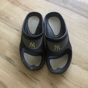 Reebok New York Yankees Mens Slides